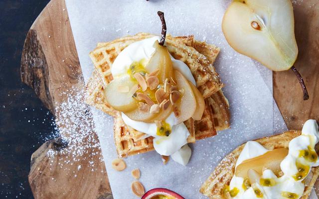 Wafels met gepocheerde peer, yoghurt en passievrucht 
