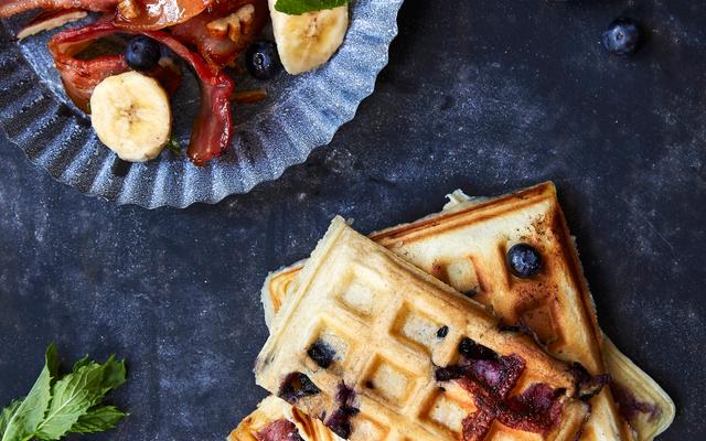 Bosbessenwafels met banaan en spek 