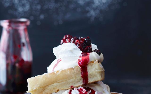 Wafels met room, meringues en bessen 