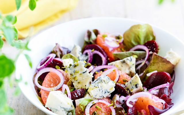 Salade de betterave, mâche, pamplemousse et gorgonzola