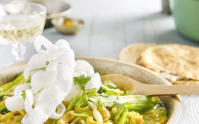 Zachte curry van kikkererwten, broccoli en cashewnoten
