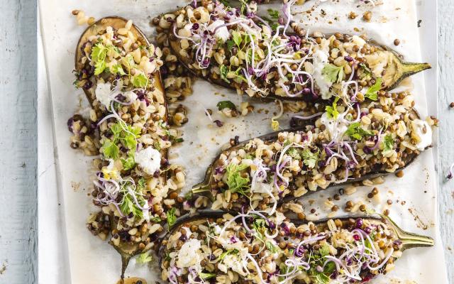 Aubergineplakjes met linzen en graantjes