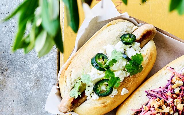 Hotdog met feta, jalapeños en koriander