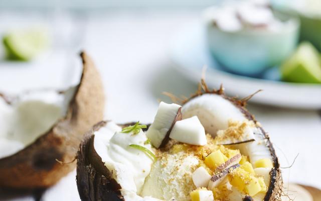 Kokosijs met rum en mango