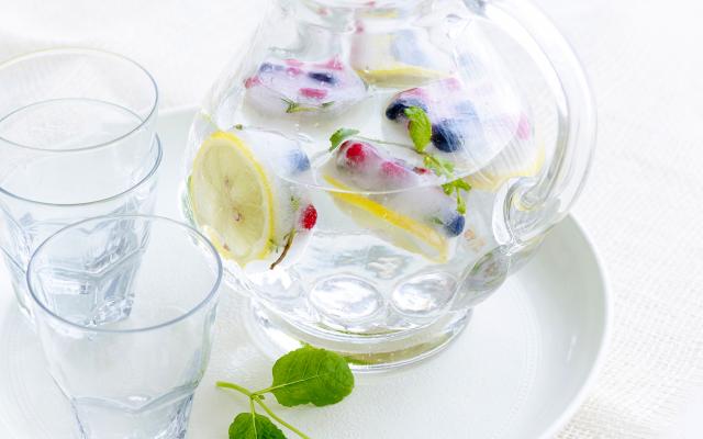 Gin-tonic met fruitige ijsblokjes