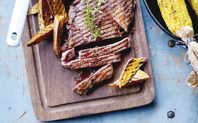 Entrecote met gegrilde zoete aardappel en maïskolven