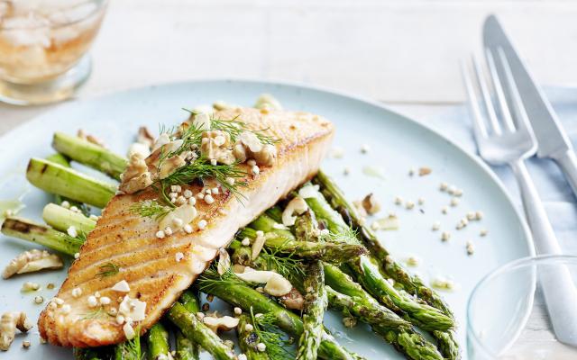 Gegrilde groene asperges met zalm