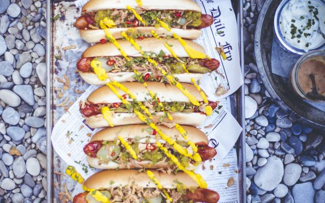 Hot dog aux cornichons et moutarde