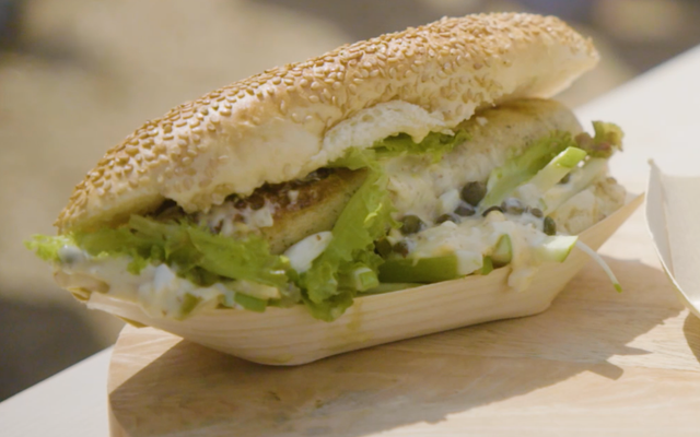Hotdog met witte worst en appel