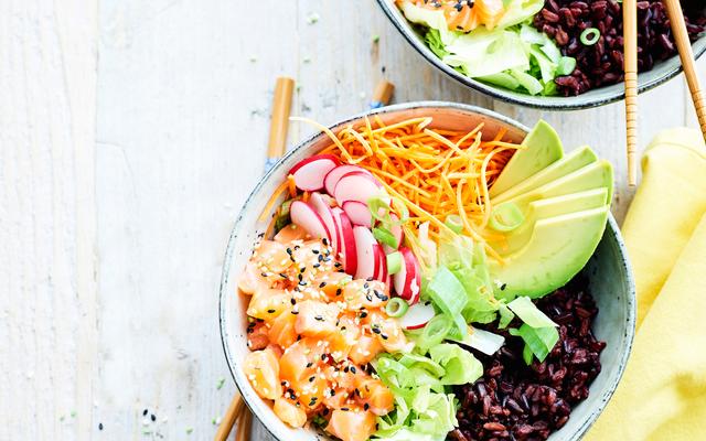 Exotische pokébowl met zalm en citrusdressing