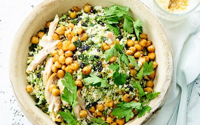 Taboulé van broccoli en bloemkool, gebakken kikkererwten en kip