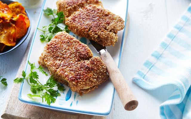 Kabeljauw met sesamkorst, zoete-aardappelchips en slanke tartaarsaus