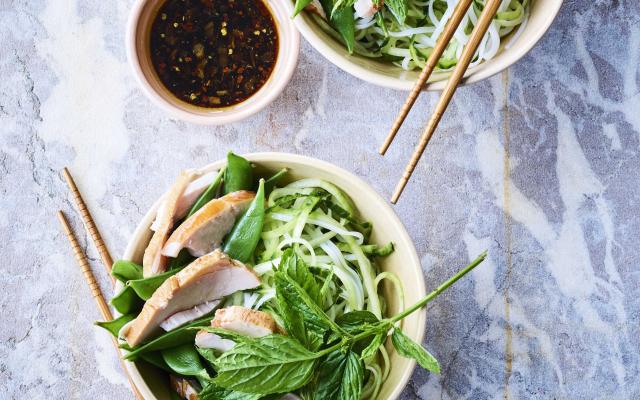 Aziatische salade van gerookte kip, noedels en gemberdressing