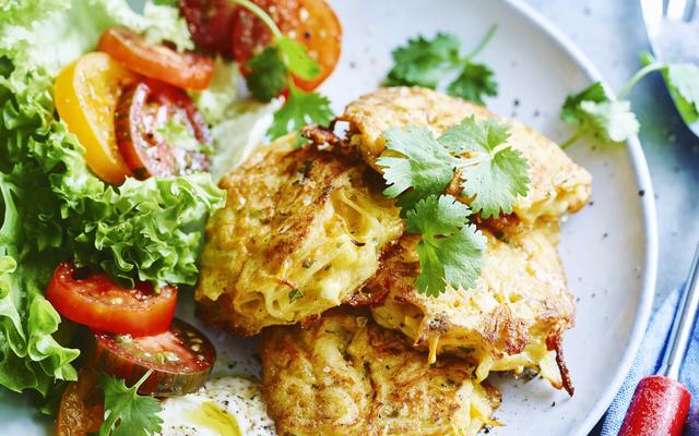 Rösti met salade en een frisse yoghurt-limoendip