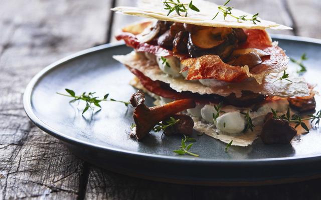 Millefeuille met boschampignons, blauwekaascrème en Italiaanse ham