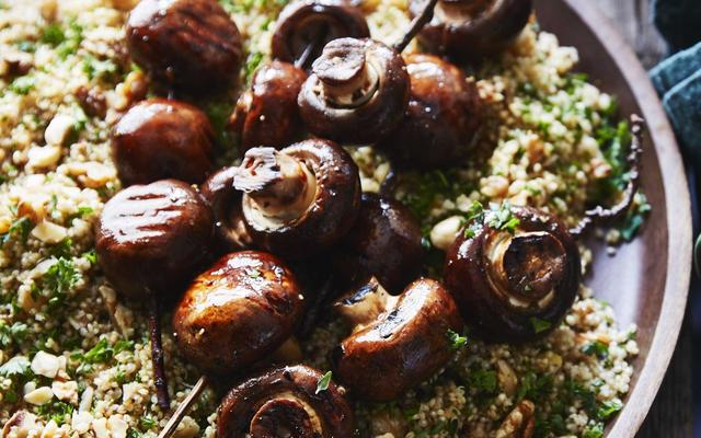 Saté van gegrilde kastanje-champignons met taboulé