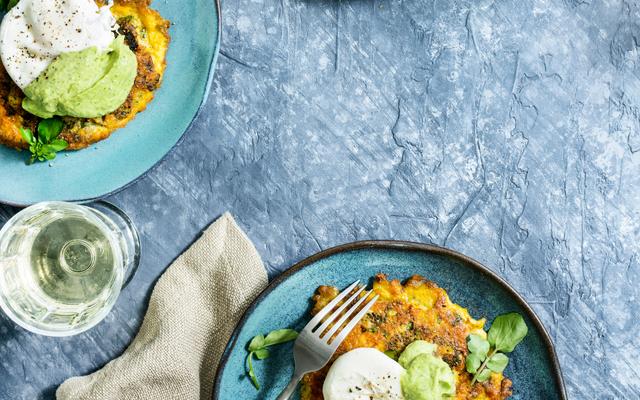 Broccolifritters met gepocheerd ei en avocado-aïoli