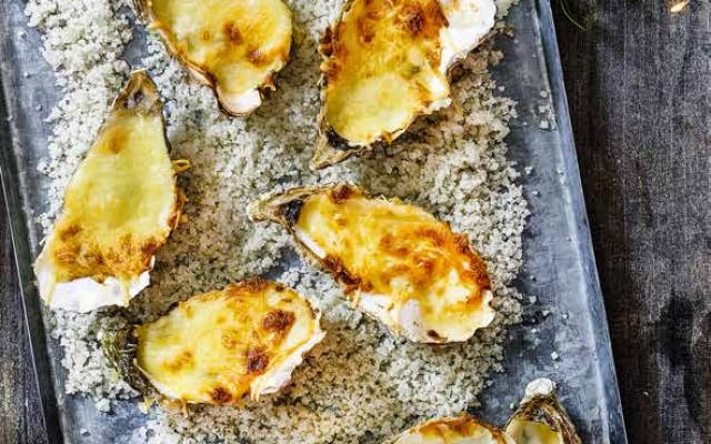 Gegratineerde oesters in champagnesaus
