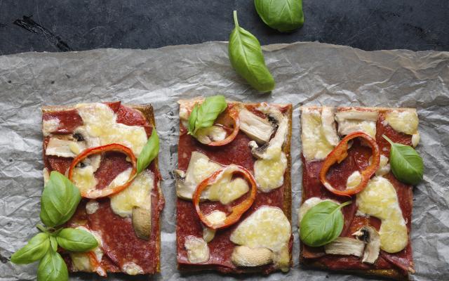 Vegan pizza met lijnzaad-chia bodem