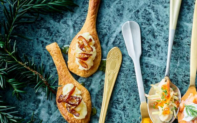 Bladerdeeglepel met manchegocrème en dadels