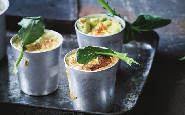 Broccolisoufflé met dragon en gerookte forel