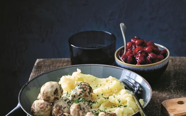 Köttbullar met veenbessen en puree