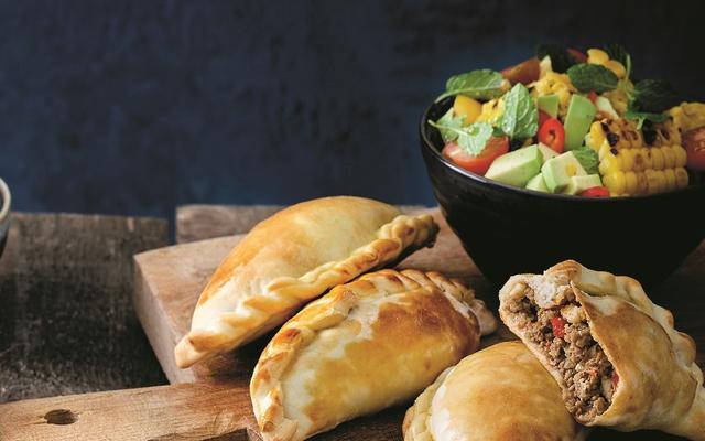 Empanadas met rundvlees en maïssalade