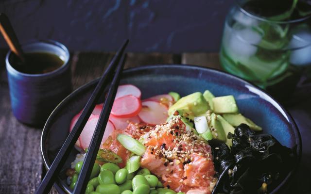 Poké bowl met gemarineerde zalm