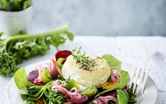 Salade van winterpostelein en spinazie met warme geitenkaas