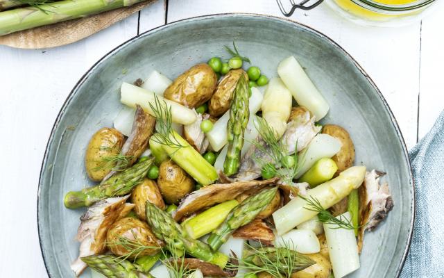 Aardappelsalade met asperges en gerookte makreel
