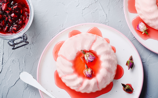 Plattekaas-panna cotta met rozenwater