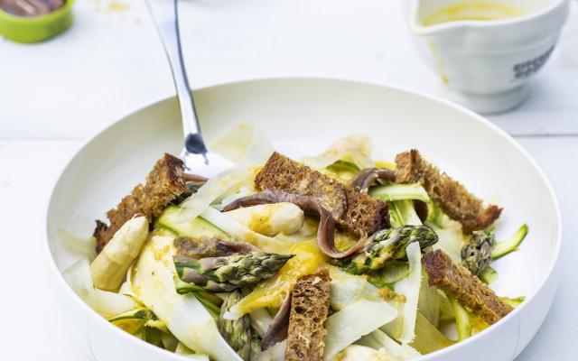 Salades d’asperges, sauce au pecorino et anchois
