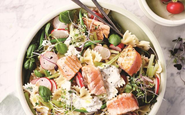 Pastasalade met zalm 'mi-cuit'