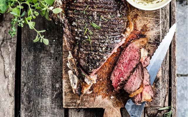 Côte à l'os met Provençaalse kruiden