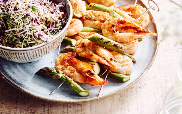 Saté van scampi's en groene asperges met kruidige quinoa