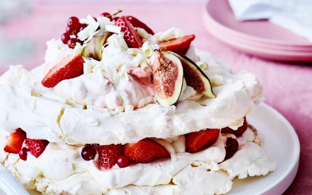 Pavlova aux fraises, figues et chocolat blanc