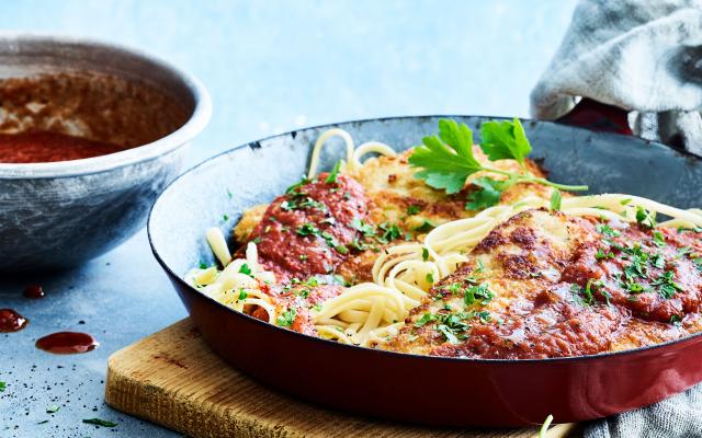 Kalfslapjes alla Milanese met Italiaanse tomatensaus - Libelle Lekker