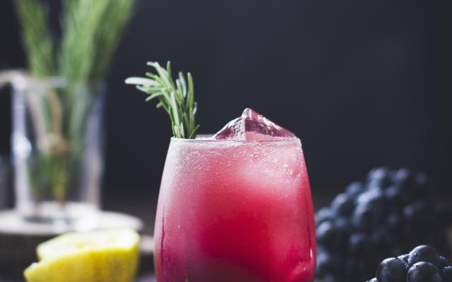 Mocktail met druivensiroop en rozemarijn