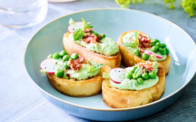 Crostini met erwtencrème