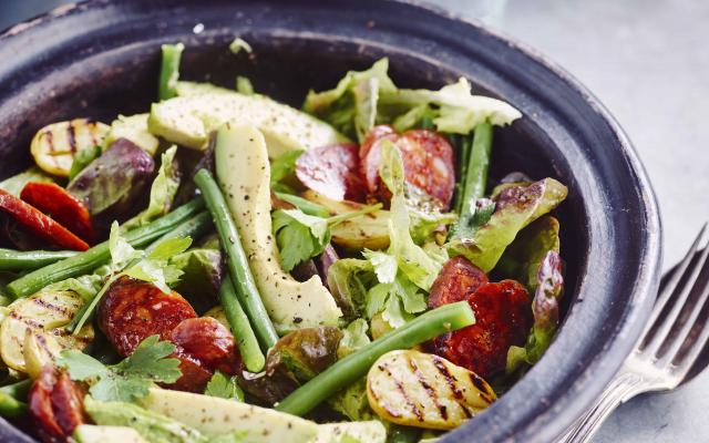Salade Liégeoise 2.0: avocat, grenailles grillées, haricots et chorizo