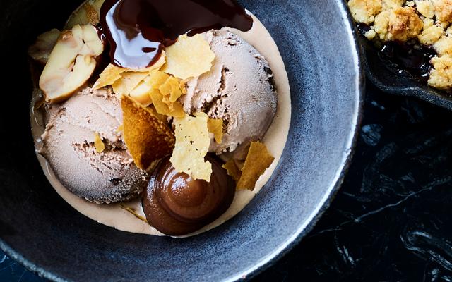 Chocolade-ijs met kastanjecrème en krokantje van brickdeeg