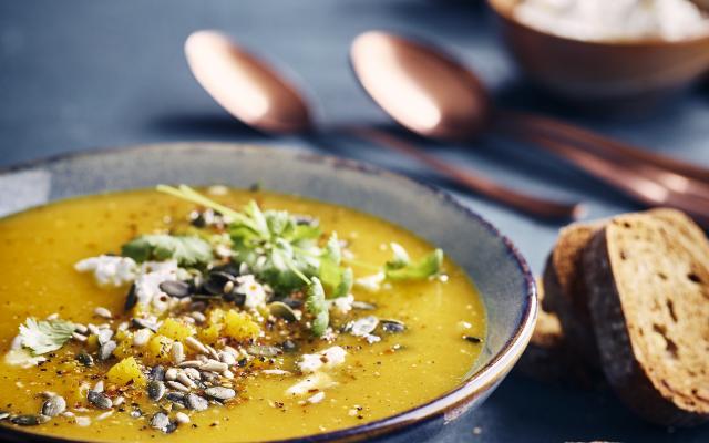 Soupe de butternut, toast à l’ail