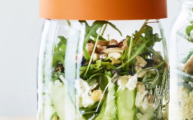 Salade met feta en pinda-kerriedressing