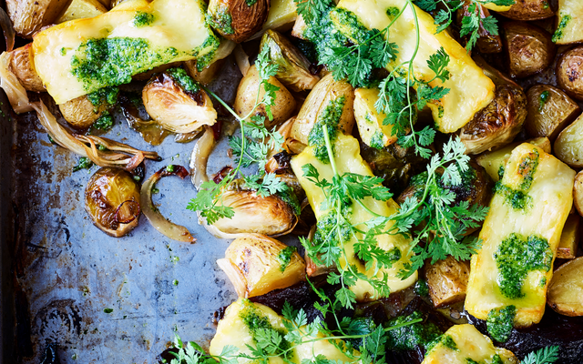 Ovenplaat met rode bietjes, krieltjes, halloumi en kervelpesto