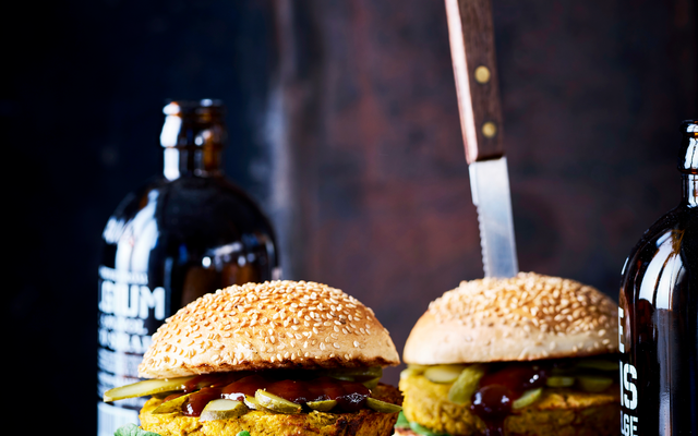 Wortelburger met pittige kruiden en mosterd-chili-mayonaise