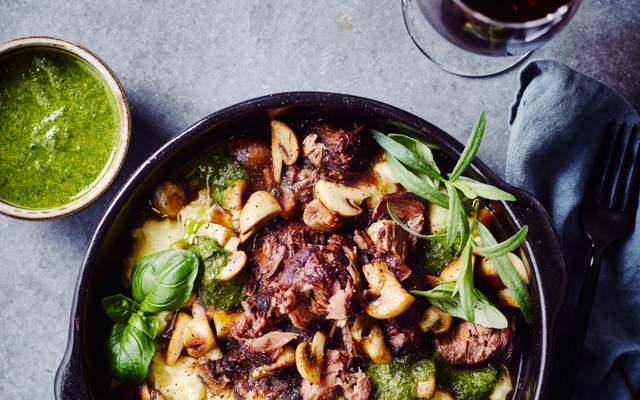 Stoofpotje van runderwangen met salsa verde
