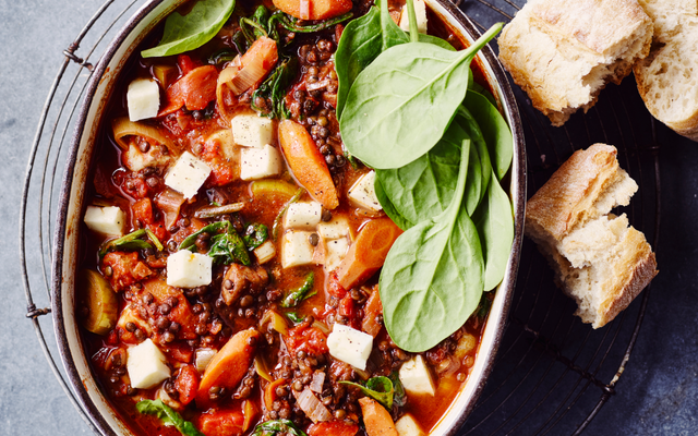 Vegetarisch linzenstoofpotje met halloumi