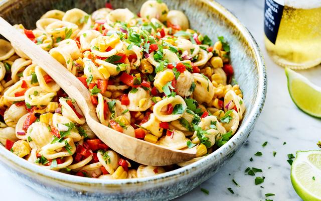 Schelpjespasta met gegrilde maïs en paprika