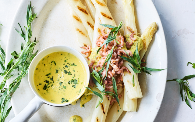 Gegrilde witte asperges met biersabayon en garnaaltjes