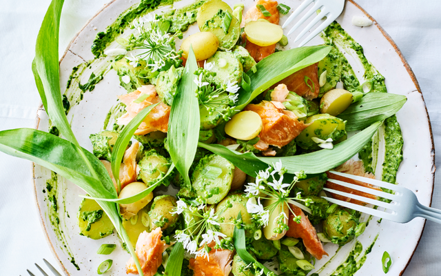 Groene aardappelsalade met daslook en warmgerookte zalm